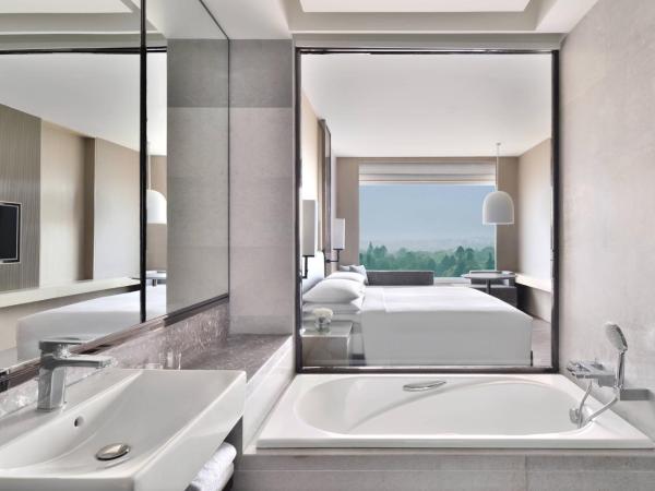 Kathmandu Marriott Hotel : photo 4 de la chambre chambre club 1 lit king-size avec accès au salon club – vue sur montagne