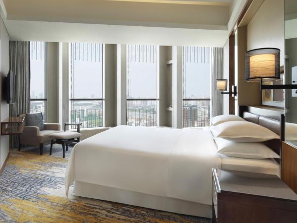 Sheraton Grand Shanghai Pudong Hotel & Residences : photo 2 de la chambre suite lit king-size premier