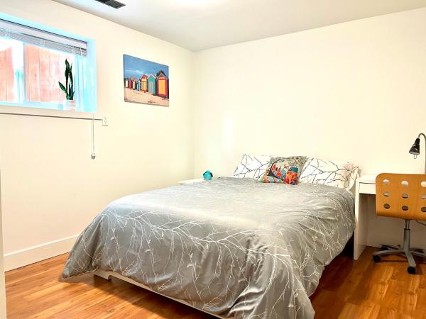 Newly Renovated Walkout Basement in Vancouver with Separate Entrance : photo 3 de la chambre chambre double avec salle de bains privative