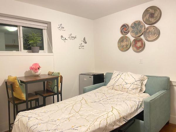 Newly Renovated Walkout Basement in Vancouver with Separate Entrance : photo 2 de la chambre chambre double avec salle de bains privative