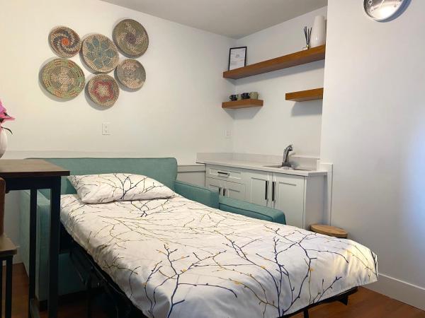 Newly Renovated Walkout Basement in Vancouver with Separate Entrance : photo 4 de la chambre chambre double avec salle de bains privative