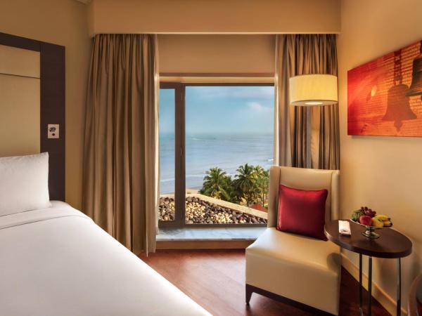 JW Marriott Mumbai Juhu : photo 5 de la chambre executive lounge access, guest room, 2 twins , partial sea view