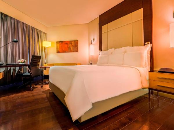 JW Marriott Mumbai Juhu : photo 5 de la chambre chambre lit king-size - vue sur ville