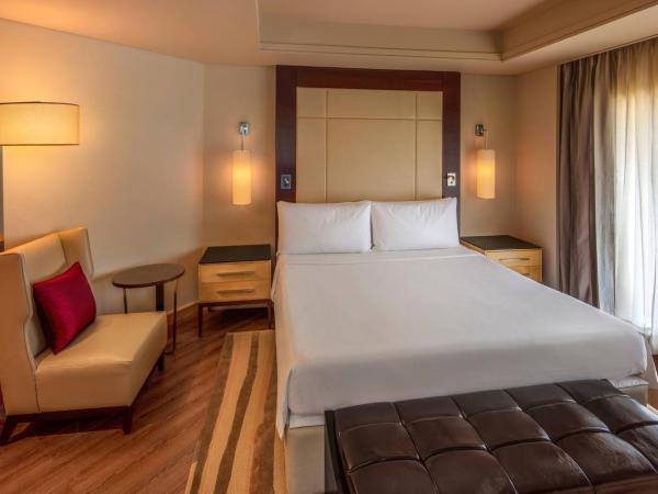 JW Marriott Mumbai Juhu : photo 2 de la chambre 	 1 king bed, ocean view, executive lounge access, sunset suite