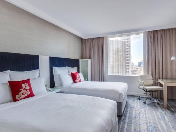 Sydney Harbour Marriott Hotel at Circular Quay : photo 1 de la chambre chambre lits jumeaux deluxe avec 2 lits doubles - vue sur ville