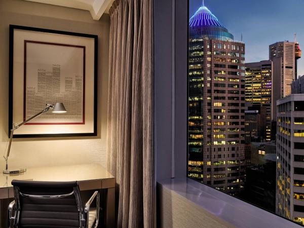 Sydney Harbour Marriott Hotel at Circular Quay : photo 2 de la chambre chambre deluxe avec 1 lit king-size - vue sur ville