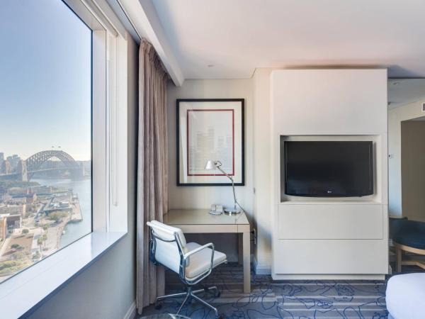 Sydney Harbour Marriott Hotel at Circular Quay : photo 1 de la chambre chambre avec 1 lit king-size - vue partielle sur pont