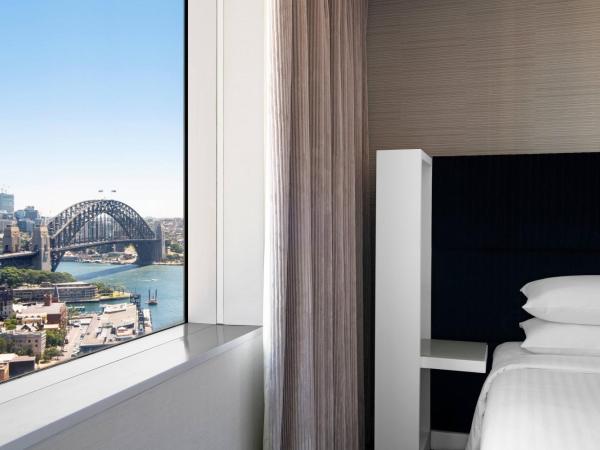 Sydney Harbour Marriott Hotel at Circular Quay : photo 2 de la chambre chambre avec 1 lit king-size - vue partielle sur pont