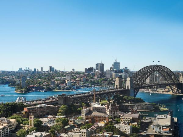 Sydney Harbour Marriott Hotel at Circular Quay : photo 3 de la chambre chambre avec 1 lit king-size - vue partielle sur pont