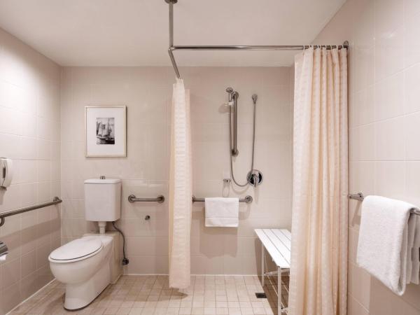 Sydney Harbour Marriott Hotel at Circular Quay : photo 7 de la chambre chambre deluxe avec 1 lit king-size - vue sur ville