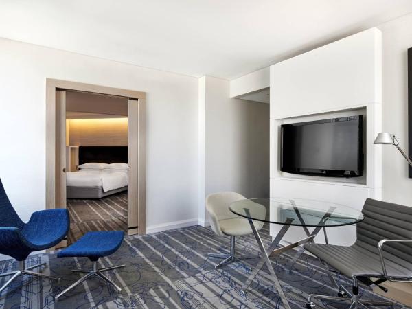 Sydney Harbour Marriott Hotel at Circular Quay : photo 1 de la chambre suite 1 chambre lit king-size avec accès au salon exécutif