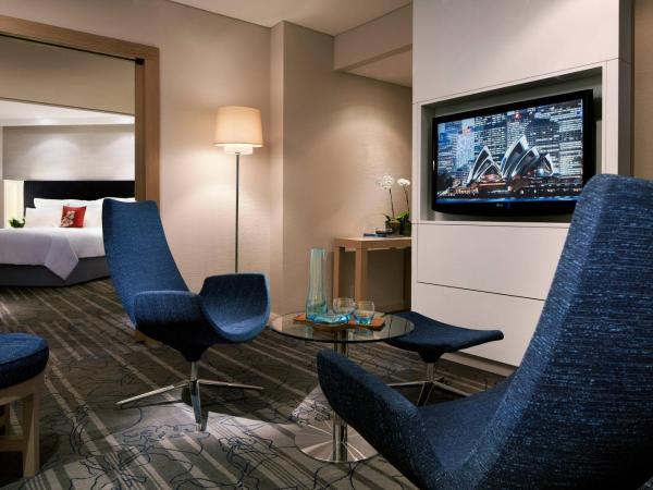 Sydney Harbour Marriott Hotel at Circular Quay : photo 3 de la chambre suite lit king-size - vue sur opéra - accès au salon exécutif