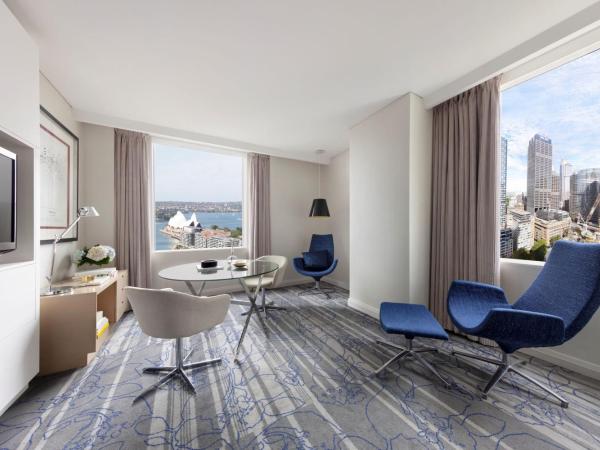 Sydney Harbour Marriott Hotel at Circular Quay : photo 1 de la chambre suite lit king-size - vue sur opéra - accès au salon exécutif