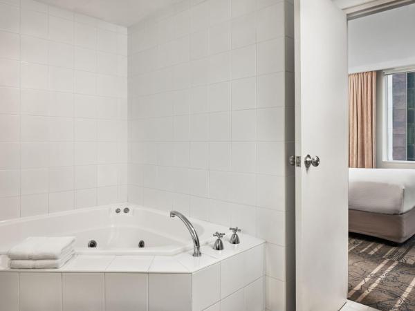 Sydney Harbour Marriott Hotel at Circular Quay : photo 9 de la chambre suite spa 1 chambre lit king-size - accès au salon exécutif