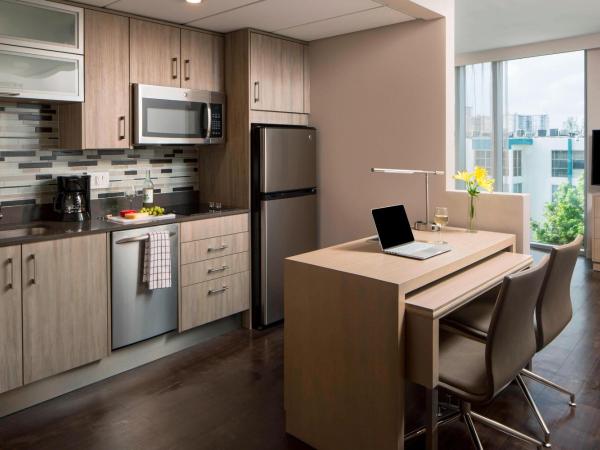 Residence Inn Miami Sunny Isles Beach : photo 2 de la chambre studio avec 2 lits queen-size