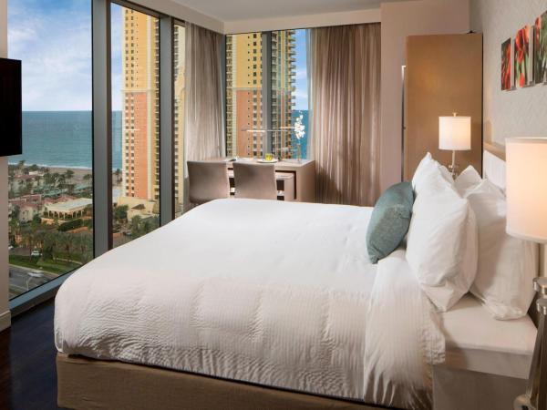 Residence Inn Miami Sunny Isles Beach : photo 2 de la chambre studio d'angle lit king-size - vue sur baie