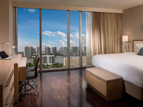 Residence Inn Miami Sunny Isles Beach : photo 2 de la chambre studio lit king-size avec vue sur la baie