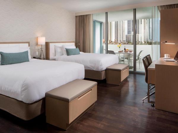 Residence Inn Miami Sunny Isles Beach : photo 1 de la chambre studio avec 2 lits queen-size et balcon - vue sur ville