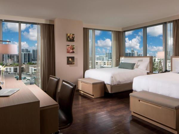 Residence Inn Miami Sunny Isles Beach : photo 2 de la chambre studio avec 2 lits queen-size - vue sur baie