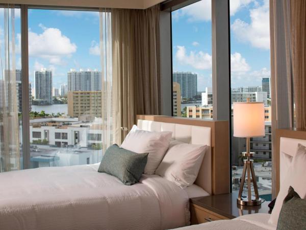 Residence Inn Miami Sunny Isles Beach : photo 3 de la chambre studio avec 2 lits queen-size - vue sur baie
