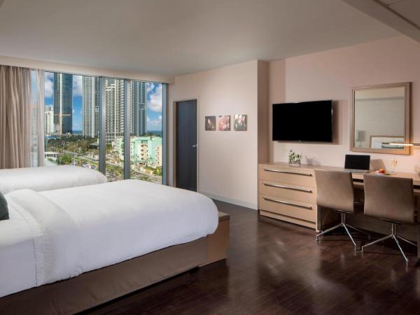 Residence Inn Miami Sunny Isles Beach : photo 1 de la chambre studio avec 2 lits queen-size – vue sur océan
