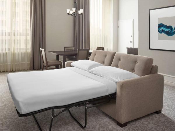 Delta Hotels by Marriott London Armouries : photo 5 de la chambre suite junior 1 chambre avec lit king-size