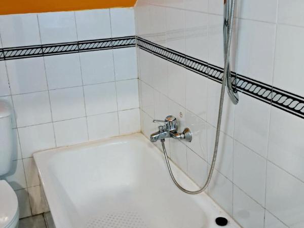 Arc House Plaza : photo 1 de la chambre chambre familiale avec salle de bains privative