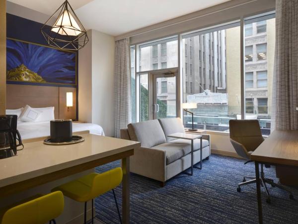 Residence Inn by Marriott New Orleans French Quarter Area/Cen B : photo 1 de la chambre studio plus spacieux avec 1 lit king-size et balcon - 3ème Étage - vue sur ville