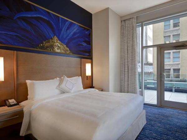 Residence Inn by Marriott New Orleans French Quarter Area/Cen B : photo 2 de la chambre studio plus spacieux avec 1 lit king-size et balcon - 3ème Étage - vue sur ville