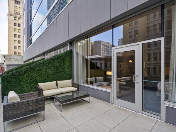 Residence Inn by Marriott New Orleans French Quarter Area/Cen B : photo 4 de la chambre studio plus spacieux avec 1 lit king-size et balcon - 3ème Étage - vue sur ville