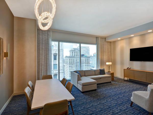 Residence Inn by Marriott New Orleans French Quarter Area/Cen B : photo 1 de la chambre suite premier 2 pièces avec 1 chambre lit king-size et canapé-lit