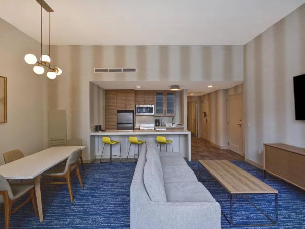 Residence Inn by Marriott New Orleans French Quarter Area/Cen B : photo 2 de la chambre suite 2 pièces avec 1 chambre et balcon - vue sur ville