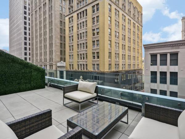 Residence Inn by Marriott New Orleans French Quarter Area/Cen B : photo 5 de la chambre suite 2 pièces avec 1 chambre et balcon - vue sur ville