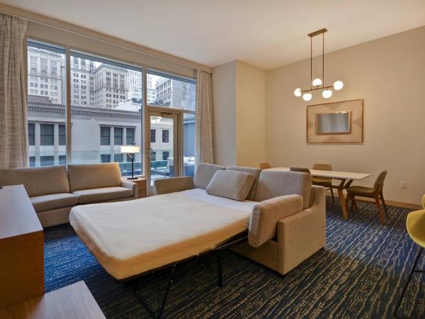 Residence Inn by Marriott New Orleans French Quarter Area/Cen B : photo 6 de la chambre suite 2 pièces avec 1 chambre et balcon - vue sur ville