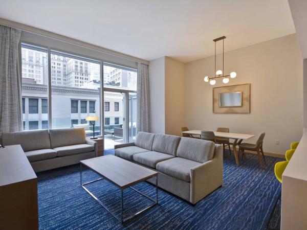 Residence Inn by Marriott New Orleans French Quarter Area/Cen B : photo 7 de la chambre suite 2 pièces avec 1 chambre et balcon - vue sur ville