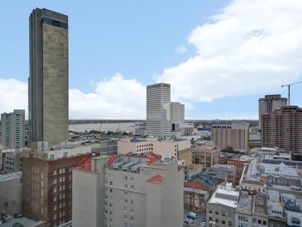Residence Inn by Marriott New Orleans French Quarter Area/Cen B : photo 6 de la chambre suite premier 2 pièces avec 1 chambre lit king-size et canapé-lit