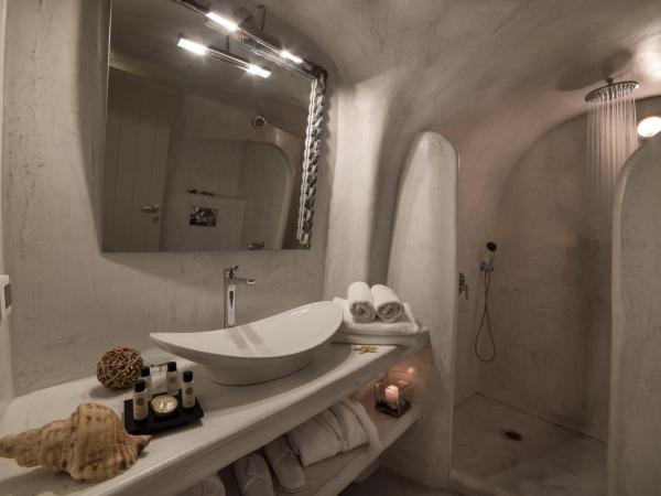 Kima Oia Suites : photo 3 de la chambre suite junior avec jacuzzi (2 adultes)