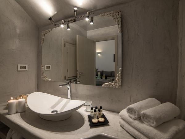 Kima Oia Suites : photo 3 de la chambre suite troglodyte supérieure avec jacuzzi