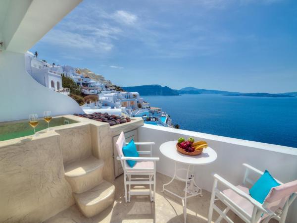 Kima Oia Suites : photo 1 de la chambre suite supérieure avec jacuzzi (3 adultes)