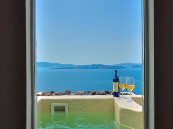 Kima Oia Suites : photo 2 de la chambre suite supérieure avec jacuzzi (3 adultes)
