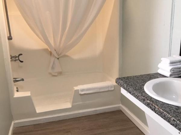 Ocean Plaza Motel : photo 2 de la chambre non-oceanfront double queen room-accessible