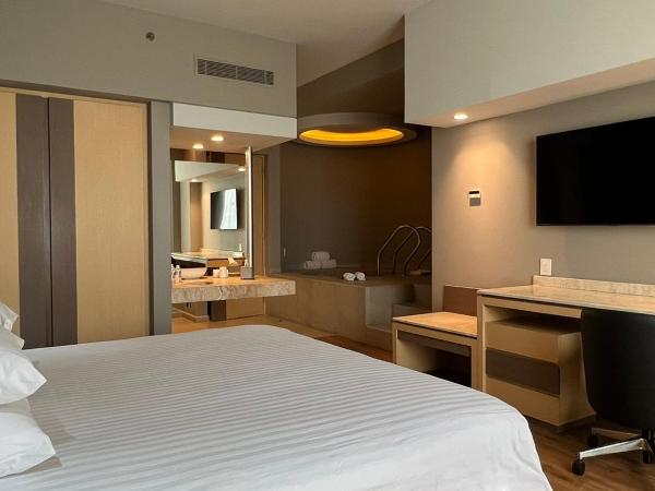 Ramada by Wyndham Mexico City Santa Fe : photo 1 de la chambre suite 1 lit king-size - non-fumeurs