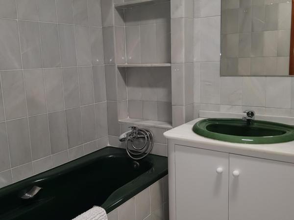 Pension Yna Holiday : photo 2 de la chambre chambre double avec salle de bains privative