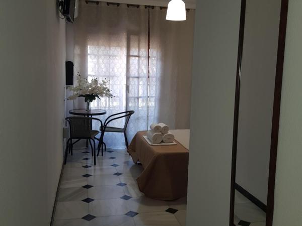 Pension Yna Holiday : photo 1 de la chambre chambre double avec salle de bains privative