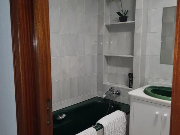 Pension Yna Holiday : photo 1 de la chambre chambre double avec salle de bains commune