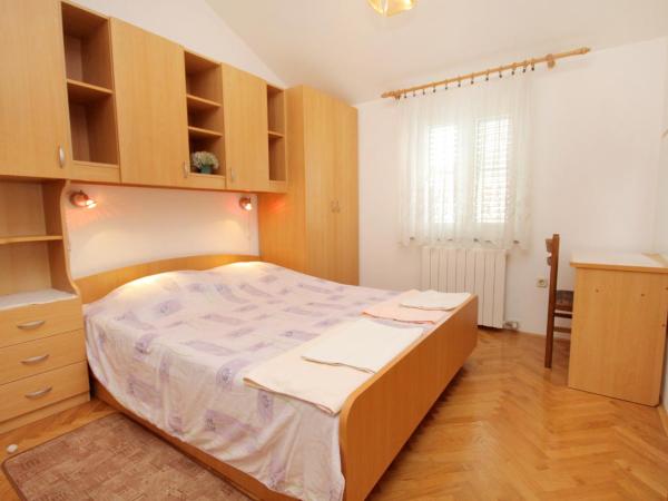 Apartments and rooms with parking space Krk - 5371 : photo 4 de la chambre appartement 2 chambres avec terrasse