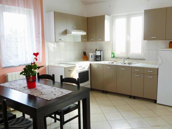 Apartments and rooms with parking space Krk - 5371 : photo 9 de la chambre appartement 2 chambres avec terrasse