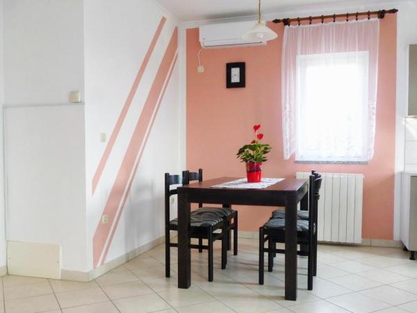 Apartments and rooms with parking space Krk - 5371 : photo 10 de la chambre appartement 2 chambres avec terrasse