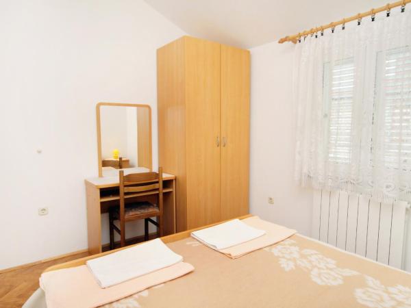 Apartments and rooms with parking space Krk - 5371 : photo 3 de la chambre appartement 2 chambres avec terrasse