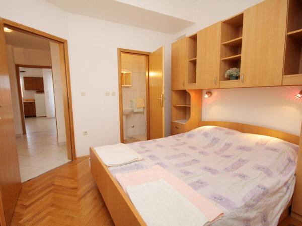 Apartments and rooms with parking space Krk - 5371 : photo 5 de la chambre appartement 2 chambres avec terrasse